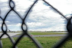 Giả dạng làm phi công Pháp để lái máy bay Mỹ