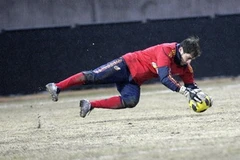 Thủ môn Casillas của Tây Ban Nha luyện tập trên "ruộng khoai tây" (Nguồn: Getty Images)