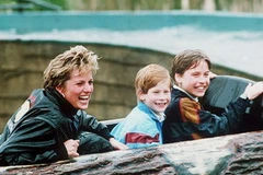 Công nương Diana cùng William (phải) và Harry (Nguồn: Guardian).