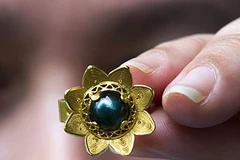 Một đồ trang sức được nhiệt hóa từ vàng của đại học Antioquia, colombia (Nguồn: AFP)