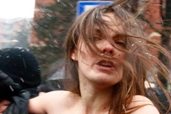 Một trong ba phụ nữ bị cảnh sát bắt giữ (Nguồn: AP)