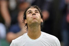 Nadal ngẩng đầu lên nhìn mái che của sân trung tâm sau khi đánh bại Sweeting (Nguồn: Getty)