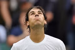 Nadal ngẩng đầu lên nhìn mái che của sân trung tâm sau khi đánh bại Sweeting (Nguồn: Getty)