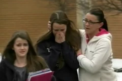 Học sinh trường trung học Chardon rời trường trong hoảng loạn (Nguồn: MSNBC)