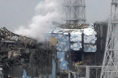 Cảnh lò phản ứng số 3 và số 4 tan hoang sau vụ cháy sáng nay. (Nguồn: TEPCO).