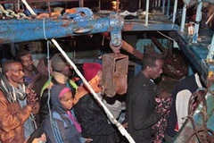 Những di dân từ Libya may mắn hơn cập bến Lampedusa, Italy hôm 8/5 (Nguồn: AP)