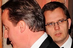 Coulson (đằng sau) đã từng giữ chức giám đốc truyền thông cho Thủ tướng Anh David Cameron (Nguồn: Guardian)