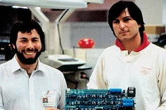 Steve Jobs (phải) và Wozniak với sáng chế đầu tiên của mình (Nguồn: etiole.com)