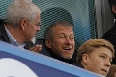 Roman Abramovich (giữa) trên sân Stamford Bridge (Nguồn: AFP)