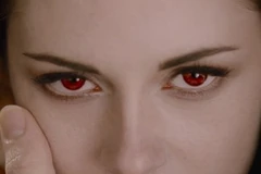 Bella hóa ma-cà-rồng trong Breaking Dawn 2 (Nguồn: vickybonline.com)