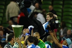 Các cầu thủ công kênh Villas Boas trong lễ đăng quang (Nguồn: Getty).