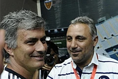 Stoichkov và Mourinho trước trận đấu (Nguồn: AFP/TTXVN)