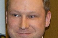 Breivik mỉm cười trong phiên tòa hôm 6/2 (Nguồn: AFP)