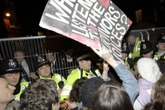 Sinh viên trường đại học Cambridge đã giương những tấm biểu ngữ phản đối ông Strauss-Kahn khi ông này tới nói chuyện tại đây. (Nguồn: AP)