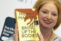 Nhà văn Hilary Mantel và cuốn Bring Up the Bodies vừa giành giải Man Booker năm 2012 (Nguồn: AFP)