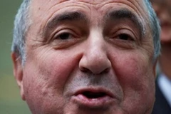 Boris Berezovsky tươi cười khi dự phiên tòa xử vụ tranh chấp giữa ông ta với Roman Abramovich hồi năm ngoái. Nhưng sau đó, nụ cười này đã tắt bởi vụ thua kiện khiến Berezovsky khánh kiệt (Nguồn: AFP)