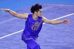 VĐV Nguyễn Quốc Khánhđoạt Huy chương Bạc nội dung nam quyền của môn Wushu tại SEA Games 26. (Ảnh: Quốc Khánh - TTXVN)