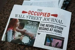Những người "đánh chiếm phố Wall" xuất bản báo tự chế, nhại lại tờ báo tài chính nổi tiếng Wall Street Journal (Nguồn: AP)