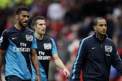 Traore (bìa trái) đã có một ngày thi đấu vất vả (Nguồn: AP)