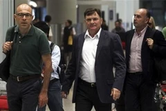 Camacho (giữa) cùng các trợ lý tới Trung Quốc (Nguồn: AP)