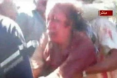 Đoạn video quay bằng điện thoại cho thấy ông Gaddafi vẫn còn sống khi bị bắt trước khi NTC tuyên bố ông đã chết (Nguồn: Reuters)