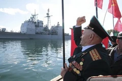 Cựu binh Liên Xô biểu tình phản đối tàu Mỹ tại cảng Sevastopol (Nguồn: RIA Novosti)