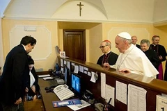 Dù đã là người đứng đầu Vatican, Giáo hoàng Francis vẫn tự tay lấy hóa đơn khách sạn (Nguồn: AFP)