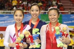 Phan Thị Hà Thanh (giữa) cùng Đỗ Ngân Thương (trái) trên bục huy chương ở môn Thể dục dụng cụ (Ảnh: Quang Nhựt/TTXVN) 