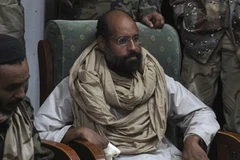 Saif al-Islam khi mới bị các tay súng ở Zintan bắt giữ (Nguồn: Reuters)