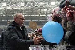 Ông Putin tiếp xúc với các cử tri Nga (Nguồn: AFP/TTXVN)