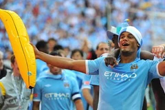 Kompany chỉ nên cầm...chuối (Nguồn: Reuters)