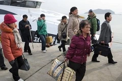 Cư dân đảo Yeonpyeong trở về nhà sau lần bị Triều Tiên pháo kích năm 2010 (Nguồn: AFP)
