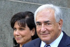 Vợ ông Strauss-Kahn luôn kề vai sát cánh bên chồng trong những ngày sóng gió (Nguồn: AP)