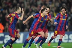 Những cầu thủ như Xavi, Iniesta luôn biết cách di chuyển khôn ngoan để tiết kiệm sức (Nguồn: Reuters).