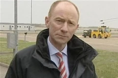 Phóng viên Peter Hunt của BBC tác nghiệp với chiếc áo có gắn logo của hãng thời trang Berghaus (Nguồn: Telegraph)