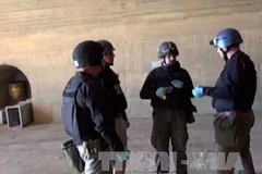 Các thanh sát viên thuộc OPCW làm việc tại một cơ sở không được tiết lộ ở Syria. AFP-TTXVN