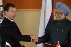 Thủ tướng Nga Dmitry Medvedev và Thủ tướng Ấn Độ Manmohan Singh (Ảnh tư liệu: WP)
