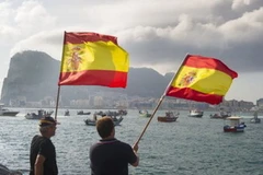 Ngư dân Tây Ban Nha vẫy quốc kỳ để phản đối Anh ở vịnh Algeciras (Nguồn: AFP)