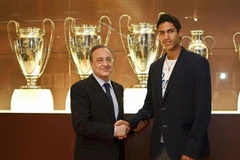 Chủ tịch Florentino Perez và bản hợp đồng mới Raphael Varane. (Nguồn: Getty images)