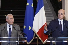 Ông Burhan Ghalioun và Ngoại trưởng Pháp Alain Juppe (Nguồn: AP)