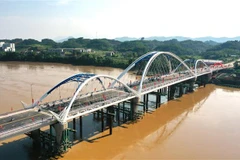 Toàn cảnh Cầu Giới Phiên nhìn từ trên cao. (Ảnh: Tuấn Anh/TTXVN)