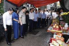 Chủ tịch Quốc hội Vương Đình Huệ đến thắp hương tưởng nhớ nạn nhân vụ cháy chung cư mini ở Khương Đình. (Ảnh: Doãn Tấn/TTXVN)