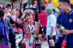 Thiếu nữ xúng xính quần áo tham dự Tuần Văn hóa-Du lịch huyện Mộc Châu. (Ảnh: Quang Quyết/TTXVN)