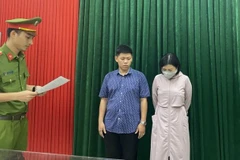Thi hành quyết định khởi tố vụ án, khởi tố bị can và lệnh tạm giam đối với Lê Toàn và Trần Thị Nhung. (Nguồn: Người Lao Động)