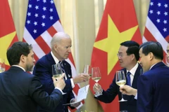 Chủ tịch nước Võ Văn Thưởng và Tổng thống Hoa Kỳ Joe Biden nâng ly chúc mừng. (Ảnh: Thống Nhất/TTXVN)
