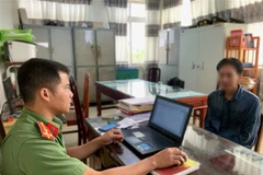 Anh G.Q.T kể lại quá trình bị đánh đập, giam giữ với Cơ quan Công an. (Ảnh: TTXVN phát)