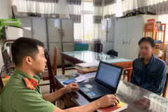 Anh G.Q.T kể lại quá trình bị đánh đập, giam giữ với Cơ quan Công an. (Ảnh: TTXVN phát)