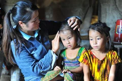 Cô giáo Đỗ Thị Hoa có 22 năm công tác tại các Trường thuộc xã biên giới Xín Cái (Mèo Vạc, Hà Giang) tới từng nhà vận động học sinh đến lớp. (Ảnh: Hoàng Hiếu/TTXVN)