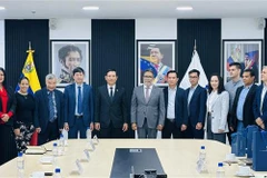 Đoàn công tác Viglacera chụp ảnh chung cùng đại diện Bộ Công nghiệp và Sản xuất Venezuela. (Ảnh: TTXVN phát)