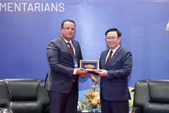 Chủ tịch Quốc hội Vương Đình Huệ trao vật phẩm lưu niệm tặng Phó Chủ tịch Quốc hội Algeria Monder Bouden. (Ảnh: Doãn Tấn/TTXVN)